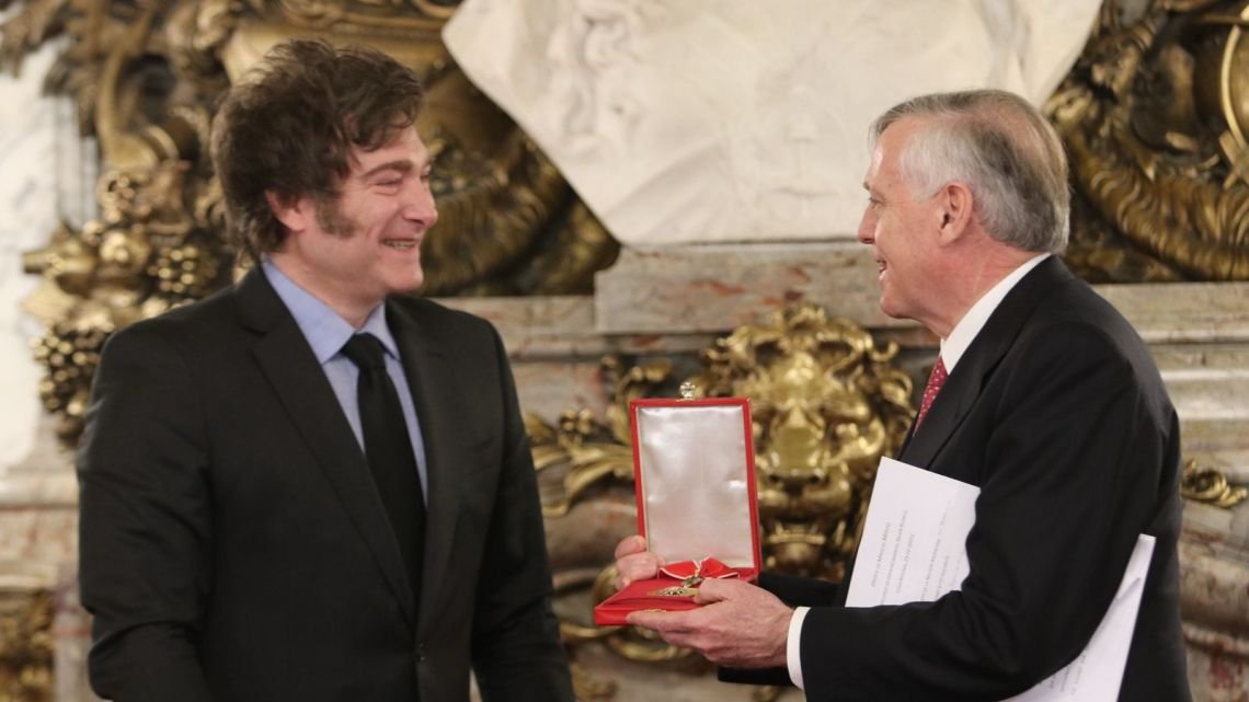 Javier Milei condecoró al economista Huerta de Soto en la Casa Rosada