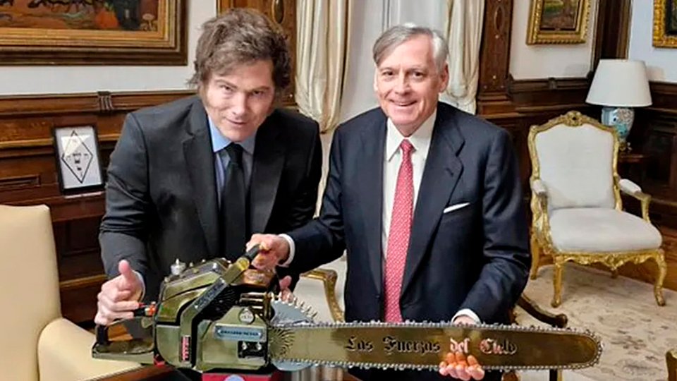 Javier Milei regresó del Vaticano y condecoró a un detractor del papa Francisco | Homenaje a Jesús Huerta de Soto en la Casa Rosada
