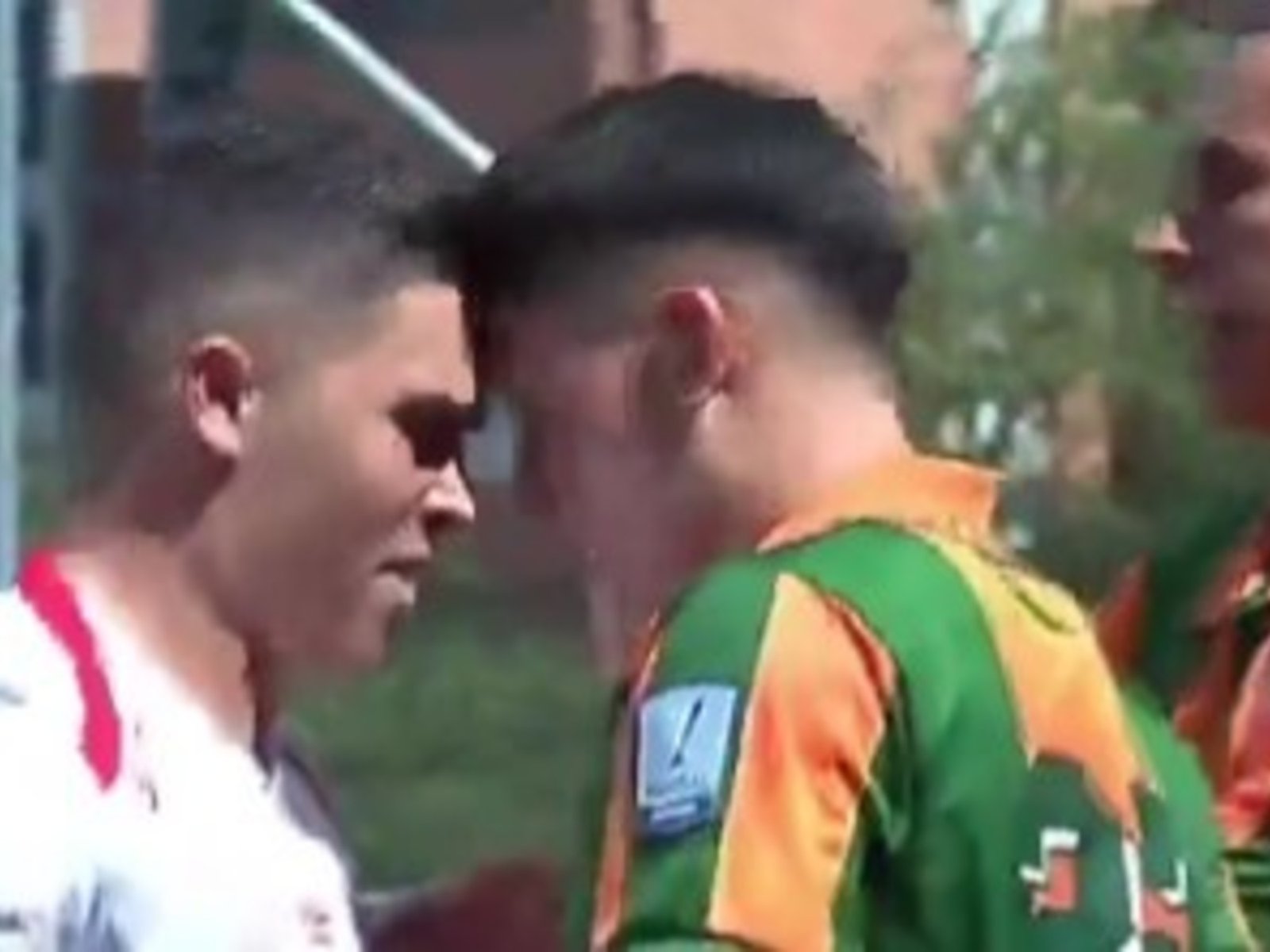 Juanfer Quintero pegó un cabezazo a lo Zidane y vio la tarjeta roja a los 24 minutos pero América de Cali pudo empatar y lidera en Colombia