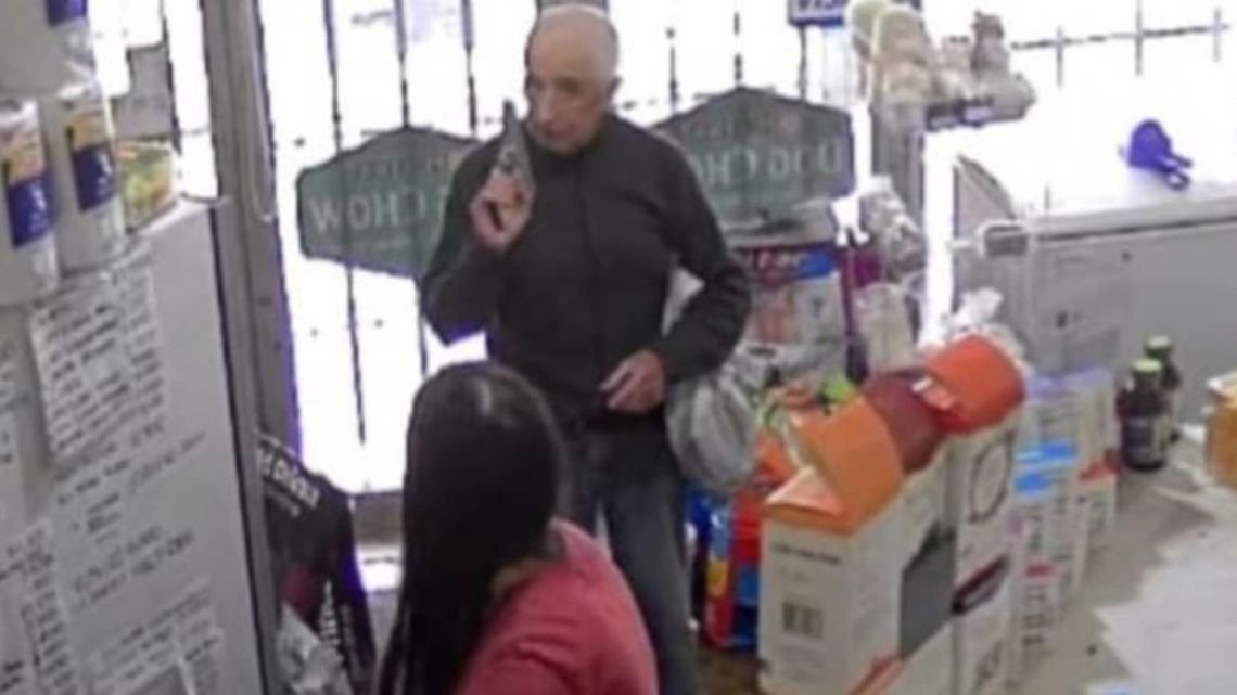 Jubilado le rogó a la empleada que lo dejara robar y se llevó $200.000