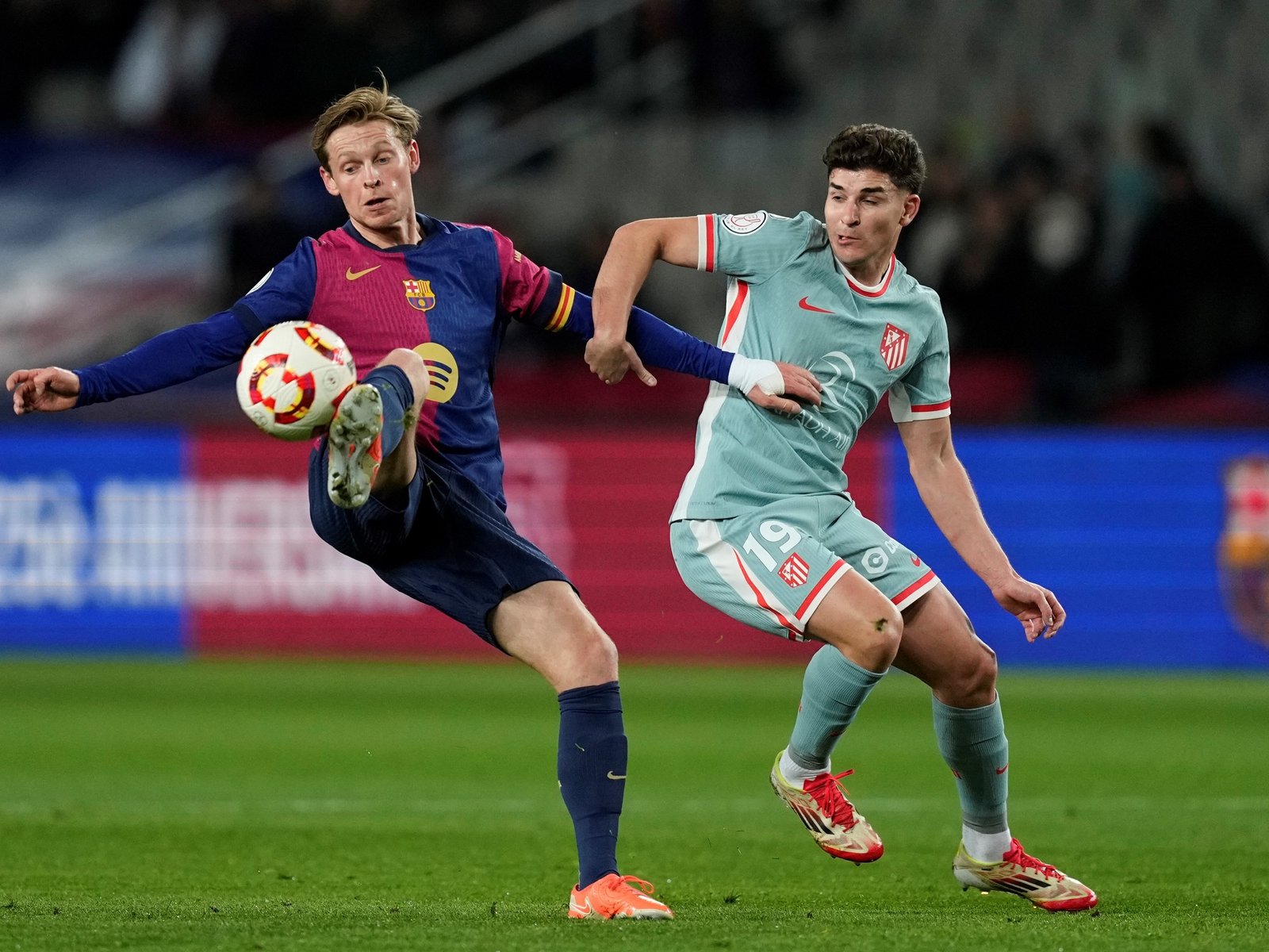 Julián Álvarez y De Paul vuelven a chocar con el brasileño Raphinha