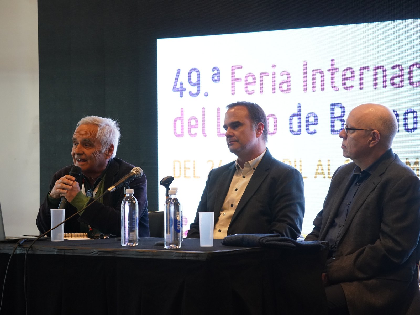 La Feria del Libro homenajeó a Mario Vargas Llosa con voces y anécdotas