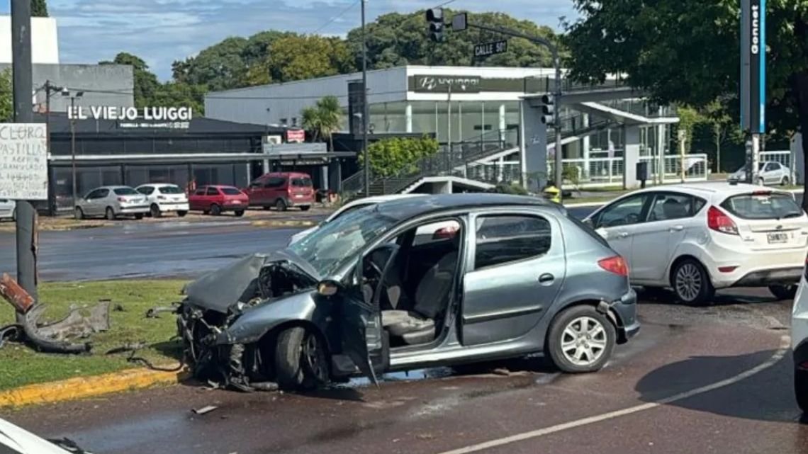 La Plata: un hombre condujo a alta velocidad, chocó contra un poste y sobrevivió