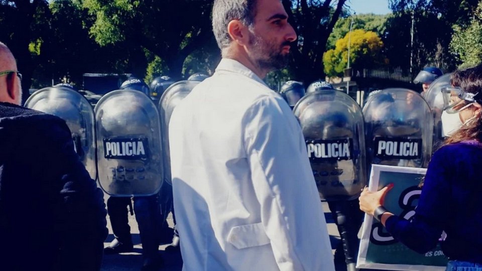 La Policía reprimió a trabajadores del INTI | El Gobierno busca ajustar el organismo con despidos y fusionándolo con el INTA