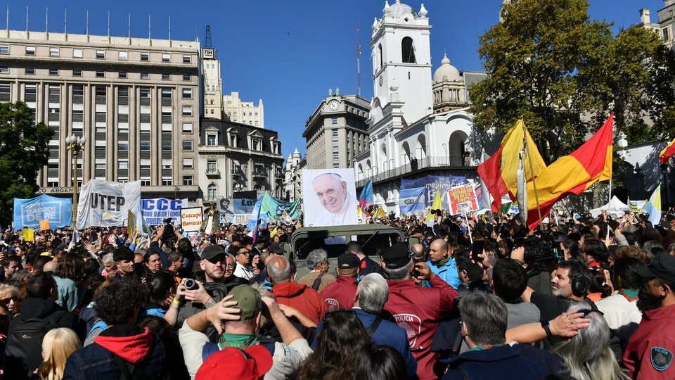 La despedida al papa Francisco en Buenos Aires | García Cuerva lo despidió ante una multitud en Plaza de Mayo