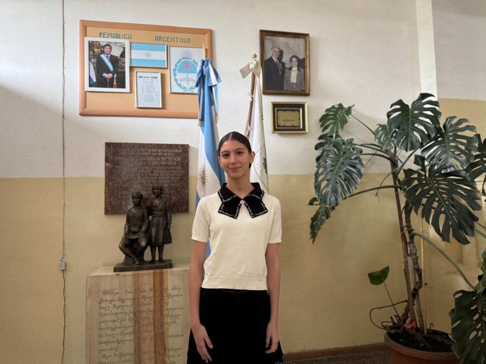 La historia de la escuela argentina en Armenia, fundada en tiempos de Menem y que ahora lleva la foto de Milei