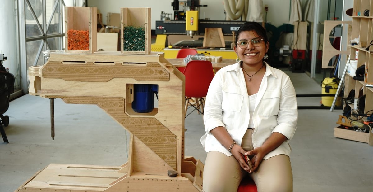 Larga vida a los tejidos que cuidan el planeta: una ingeniera boliviana convierte el plástico en hilo | América Futura