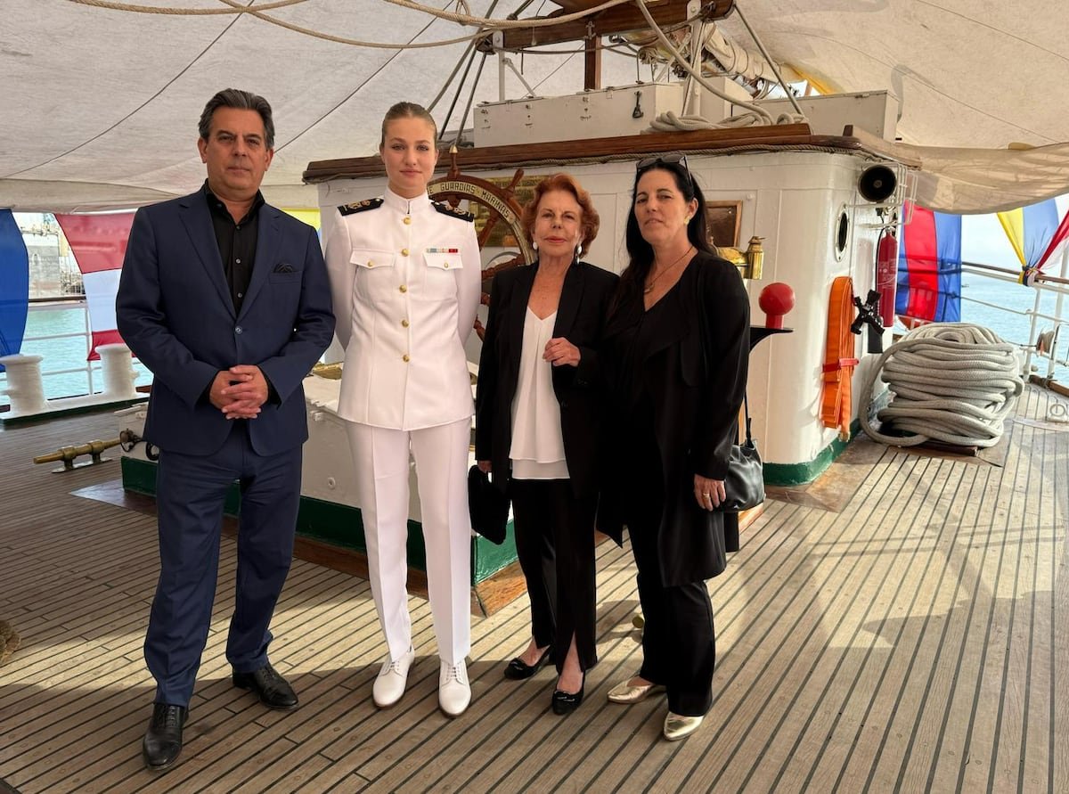 Leonor se reúne con la viuda e hijos de Vargas Llosa a bordo del Elcano | España