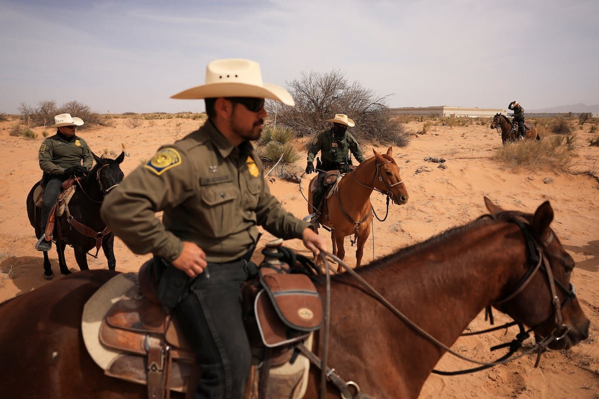 Los agentes a caballo que vigilan la frontera entre Estados Unidos y México