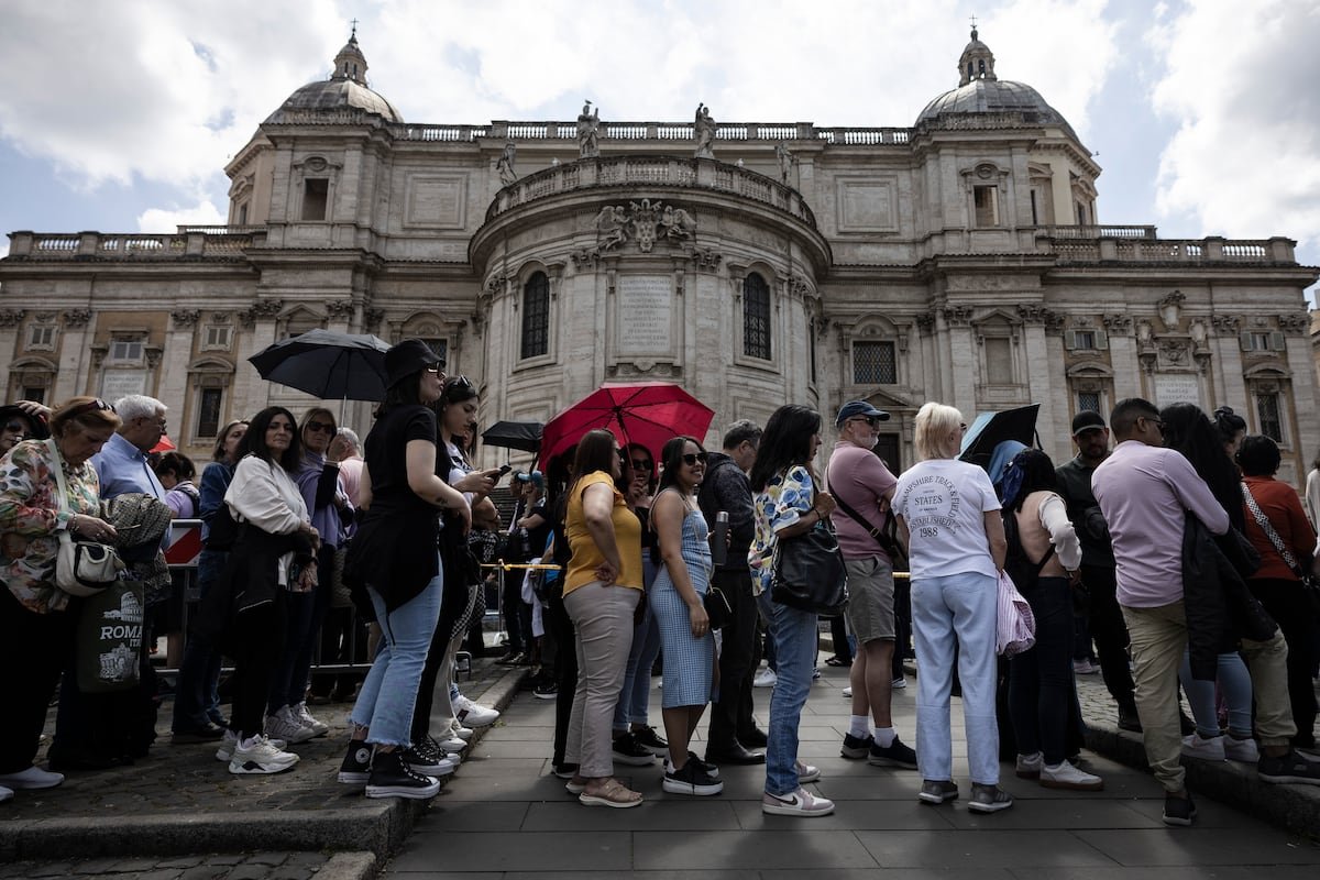 Los curiosos compañeros de tumba de Francisco: de un golpista fascista al Papa que quemó a Giordano Bruno | Internacional