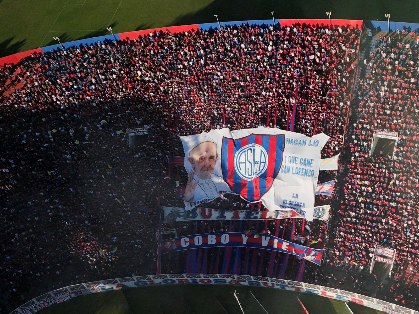 Los hinchas de San Lorenzo explotaron contra Moretti en un Nuevo Gasómetro que también se emocionó por el Papa Francisco