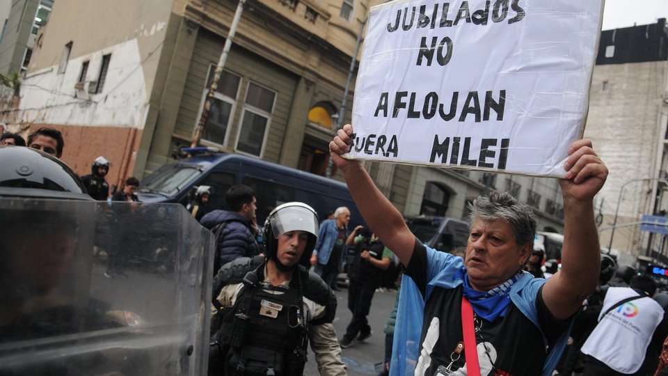 Los jubilados marchan, la Policía reprime