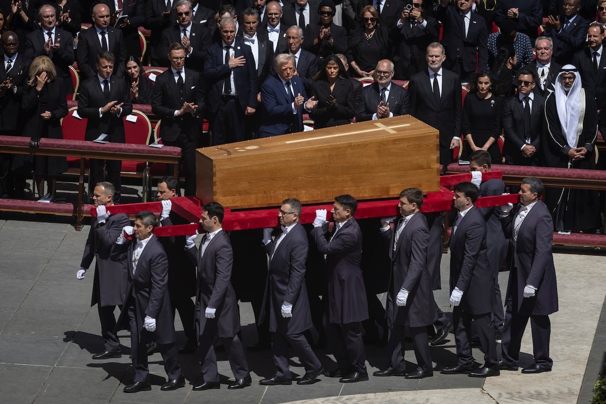 Los mandatarios del mundo y la gente corriente despiden al papa Francisco en pleno vértigo de la Iglesia por elegir sucesor | Internacional