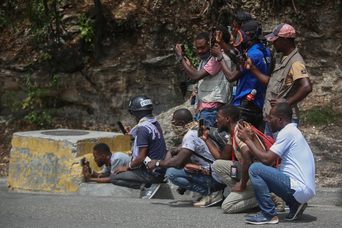 Los periodistas que arriesgan su vida para cubrir la crisis de violencia en Haití