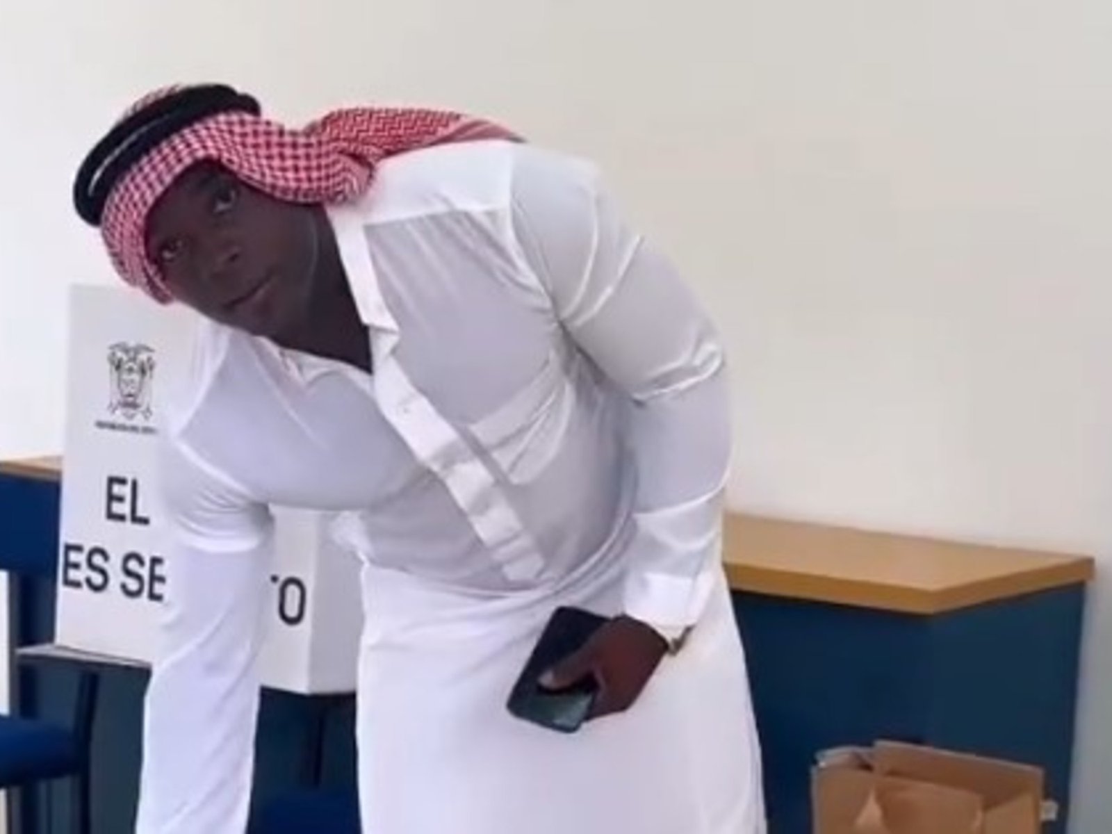 Luego de lucir un traje rosa para enfrentar a River, Segundo Castillo fue a votar en Ecuador vestido de árabe