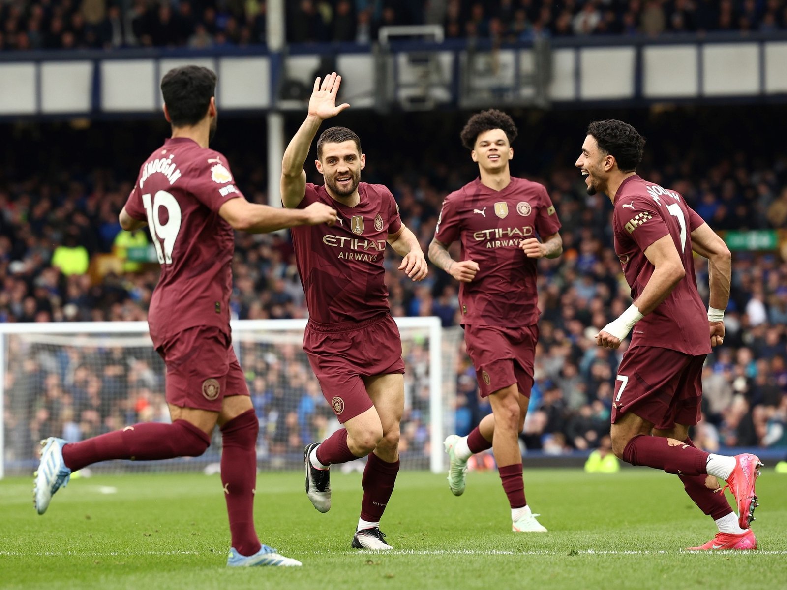 Manchester City venció sobre la hora a Everton, sigue en carrera por un boleto a la próxima Champions League y Pep Guardiola respira