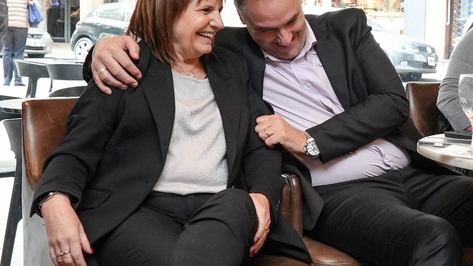 Manuel Adorni sube a Patricia Bullrich y Javier Milei al ring porteño