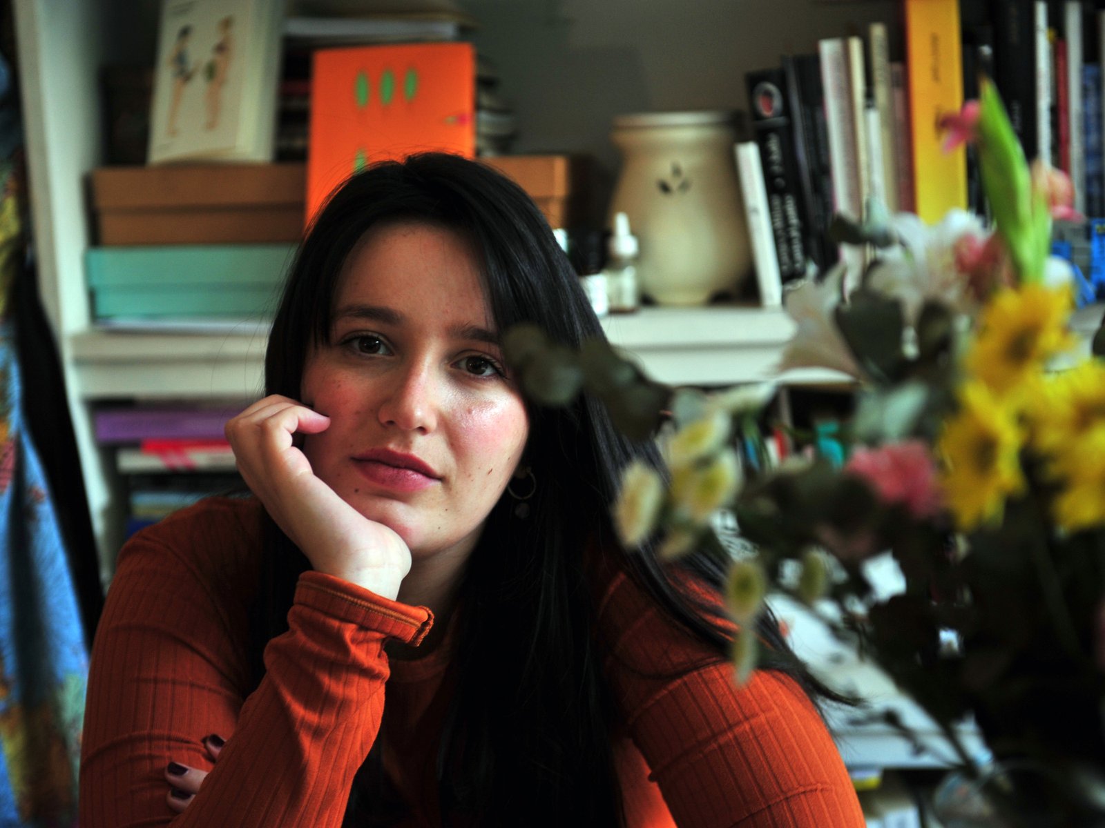 Manuela Martínez explora el paso a la adolescencia en su nuevo libro ‘Días de estreno’