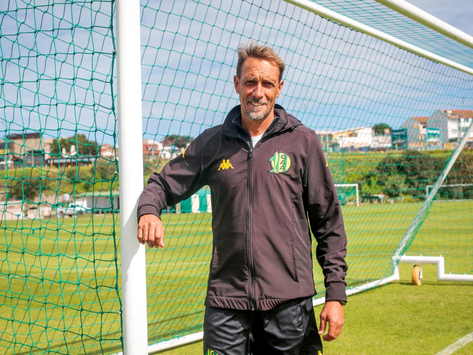 Mariano Charlier, el guardavidas que salva turistas en la Bristol desde hace 28 años y hoy como DT salió al rescate de Aldosivi