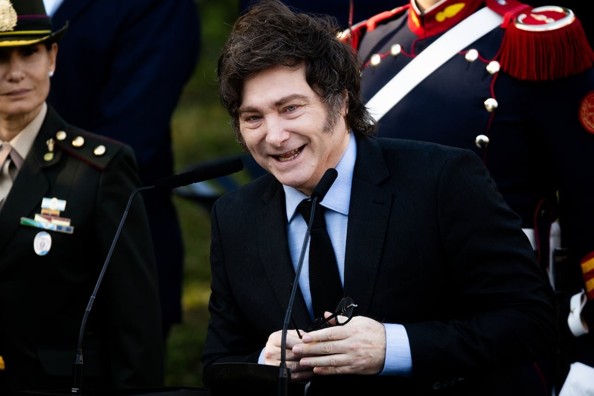 Milei celebra la guerra de precios entre proveedores y supermercados: “Se van a meter los productos en el orto”