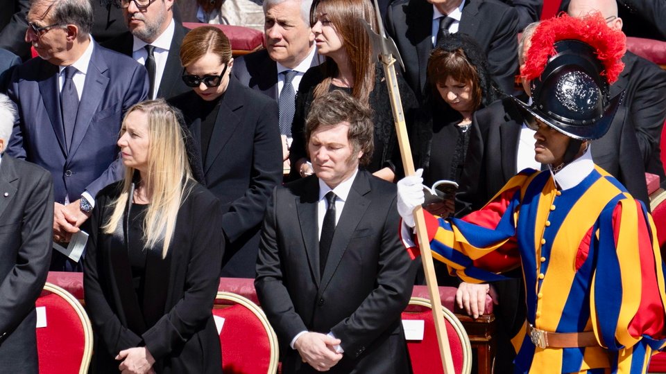 Milei estuvo en el funeral del Papa y después se fue a almorzar con Meloni | Estuvo en la ceremonia en Roma junto a la comitiva oficial