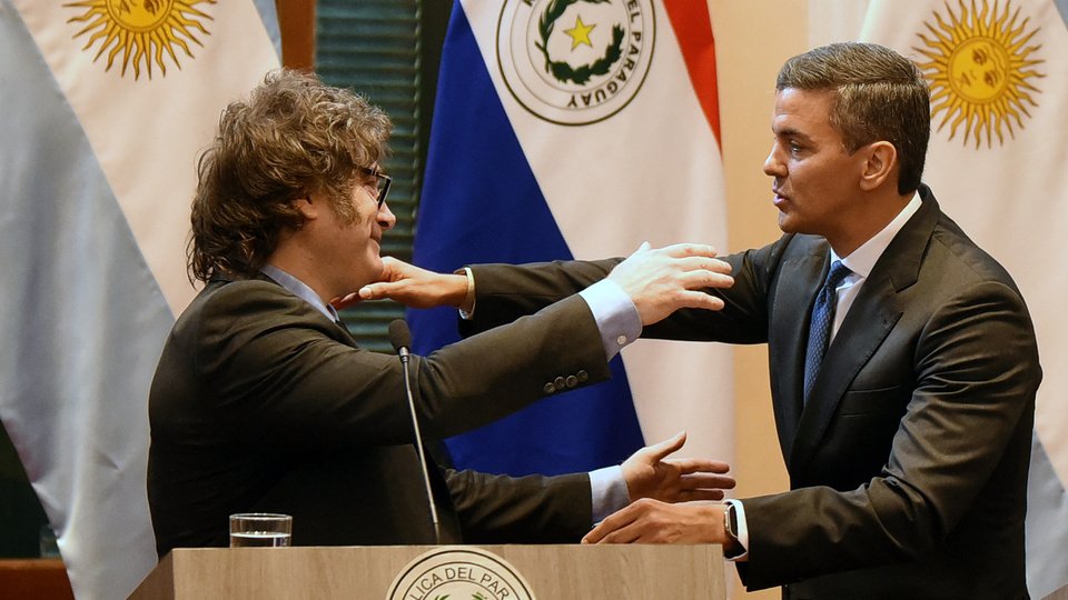 Milei viajó a Paraguay en busca de un aliado para enfrentar a Lula en el Mercosur | Reunión con Peña en Asunción, lejos de la marcha de la CGT