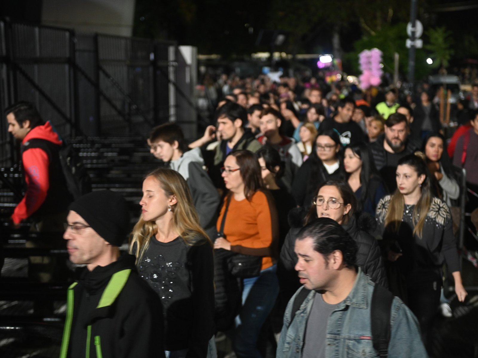 Miles de personas llenan esta noche La Rural durante la Noche de la Feria, con entrada gratis