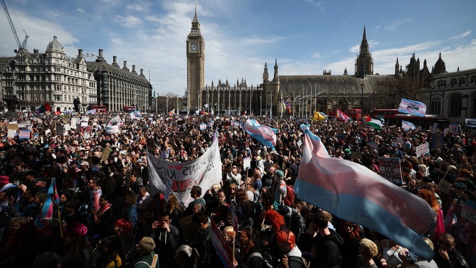 Miles de personas repudiaron en Londres un fallo contra las personas transgénero | La Justicia británica considera mujeres a las personas nacidas como tales