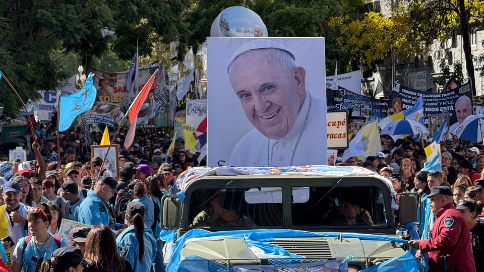Misa, bombos y caravana: la despedida al Papa en Plaza de Mayo