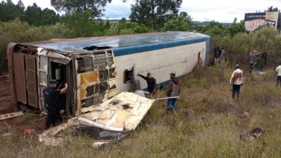 Misiones: trágico accidente dejó siete muertos | Un micro que trasladaba obreros forestales volcó en la Ruta Nacional 14