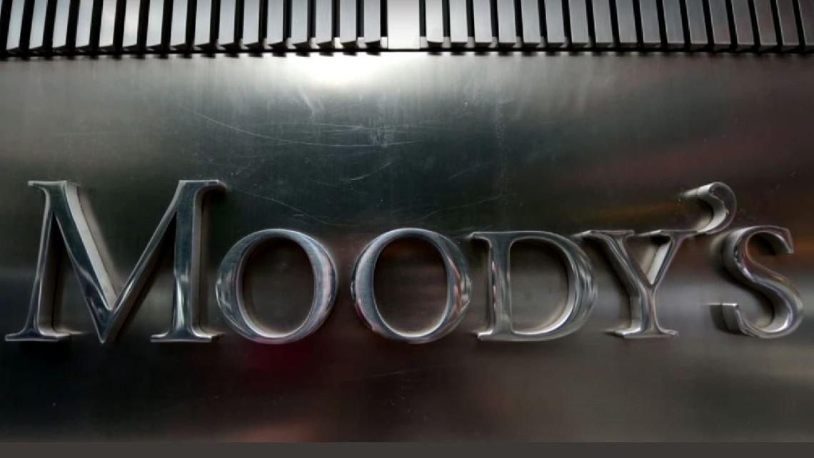 Moody’s evalúa “detenidamente” la salida del cepo antes de armar el nuevo perfil crediticio de la Argentina