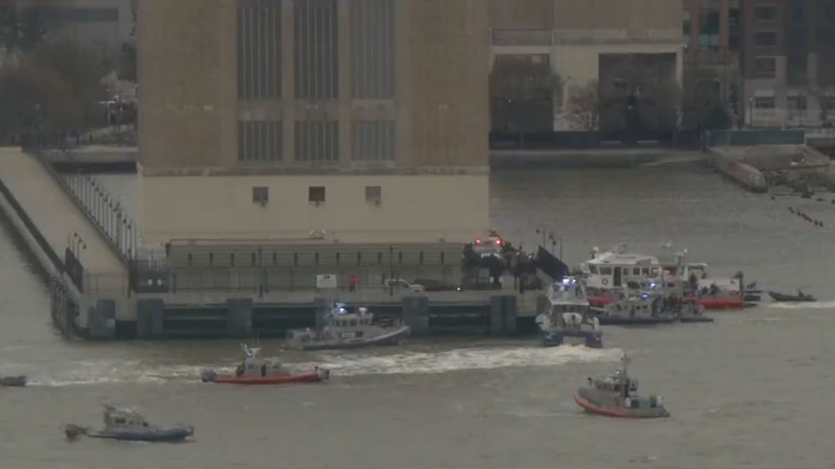 Mueren cinco turistas españoles en Nueva York al precipitarse su helicóptero en el río Hudson | Internacional