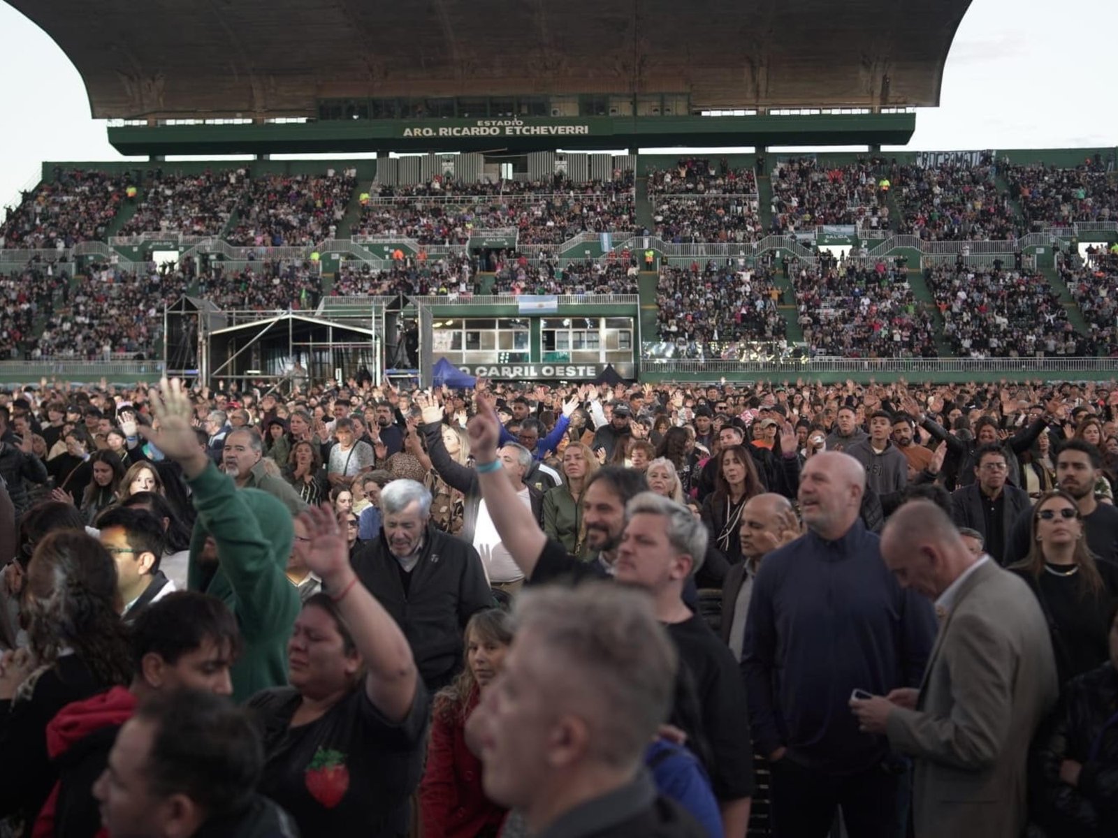 Multitudinaria celebración evangélica en el estadio porteño de Ferro