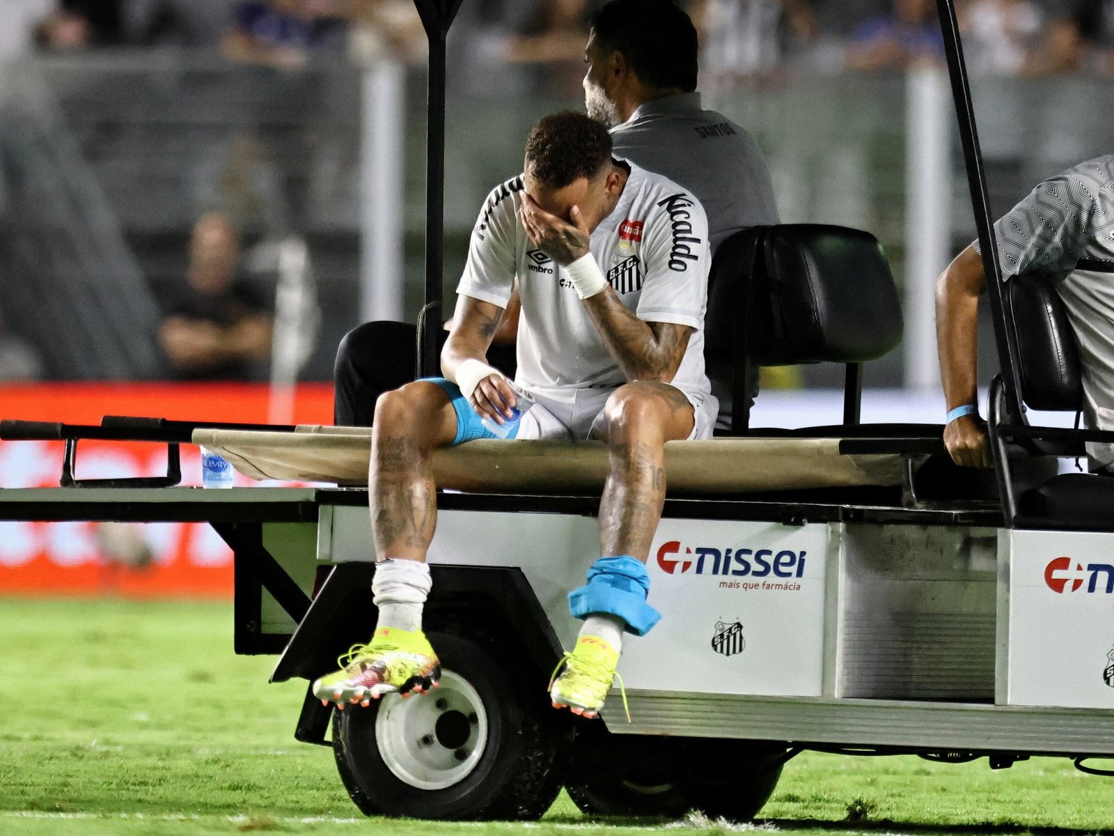 Neymar volvió a lesionarse y dejó la cancha entre lágrimas en su partido número 100 en Santos