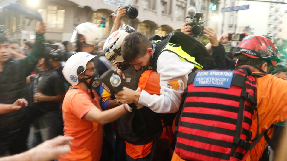No hay feriados para la represión de Bullrich | La Policía Motorizada de la PFA atropelló e hirió a un trabajador de prensa