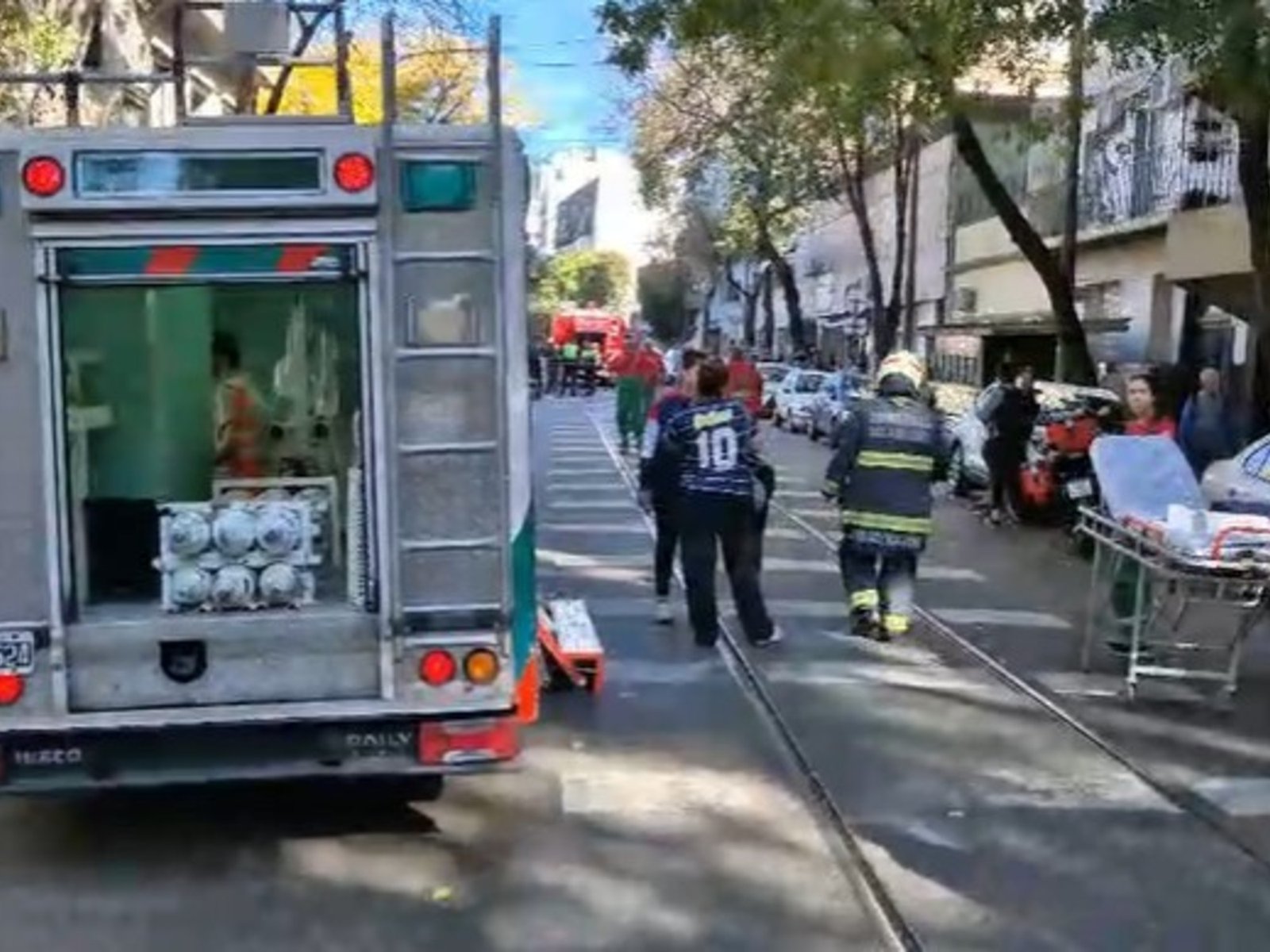 Nueve personas trasladadas y gran despliegue del SAME tras un incendio en un edificio de Caballito