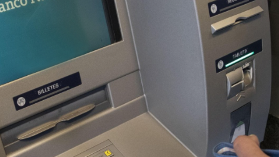 Otra desregulación de Milei: estatales podrán cobrar su sueldo fuera del Banco Nación | La letra chica del negocio que nadie cuenta