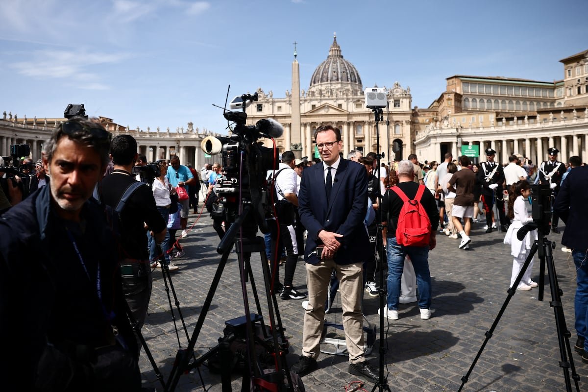 Papa Francisco: Fieles y curiosos se congregan en la plaza de San Pedro: “Es un día histórico” | Internacional