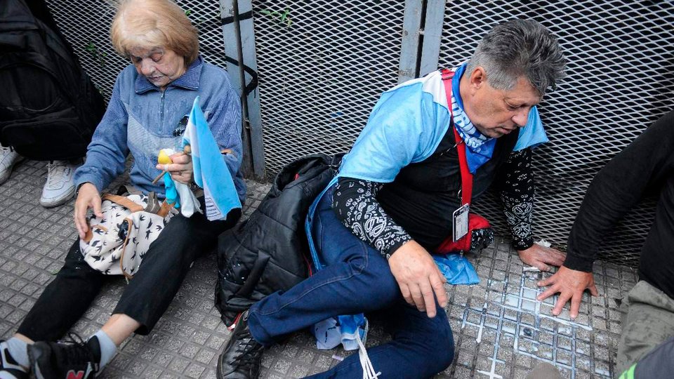 Para no perder la costumbre, la Federal volvió a reprimir a los jubilados | Otra vez los gases y los palos durante la marcha de los miércoles