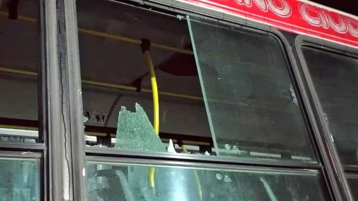 Paro de la CGT: atacaron a piedrazos colectivos en Bahía Blanca y suspendieron el servicio