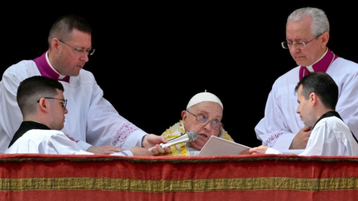 Pascua: desafiando a su salud, el Papa apareció en el balcón y recorrió la plaza de San Pedro