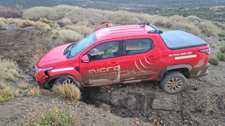 Perdió el control y chocó contra un montículo de tierra en Diadema