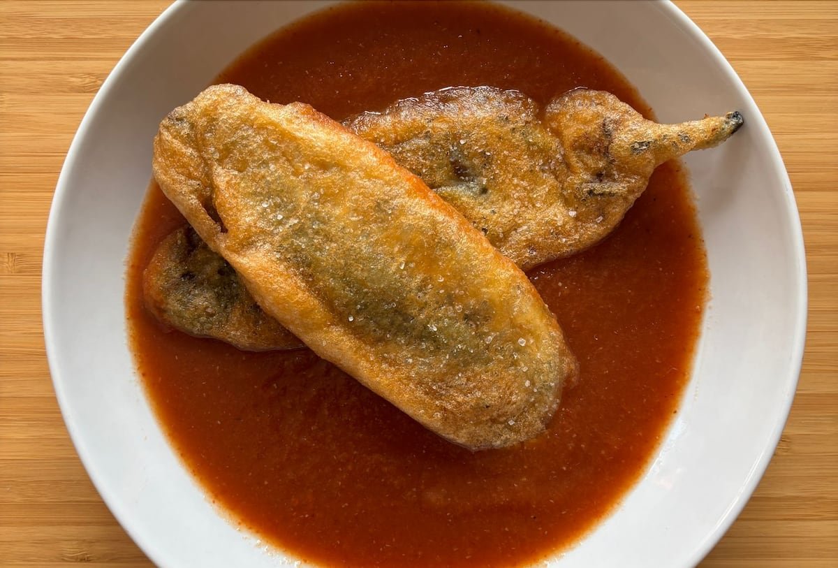 Pimientos rellenos de queso en salsa de tomate | El Comidista | Gastronomía