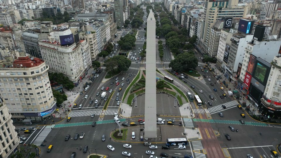 Poco movimiento en las calles y estaciones y aeopuertos vacíos: las fotos del paro general