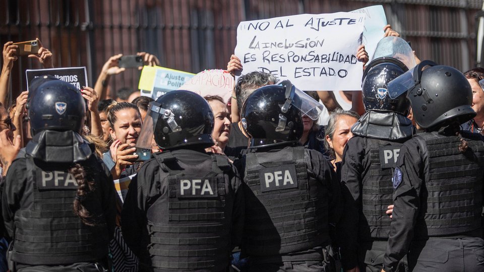 Protesta por la emergencia en discapacidad | Policías por toda respuesta