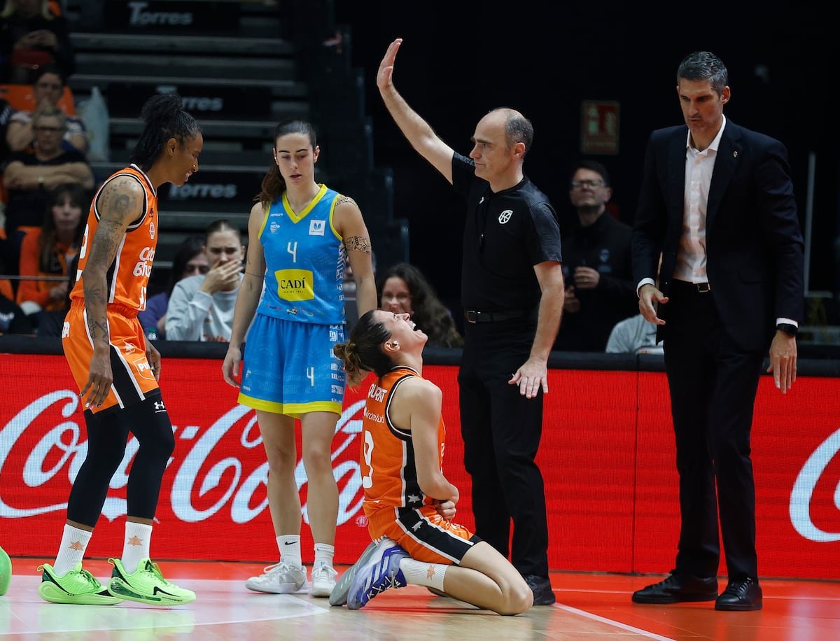 Queralt Casas se parte el brazo durante un partido de Liga en la Fonteta | Baloncesto | Deportes