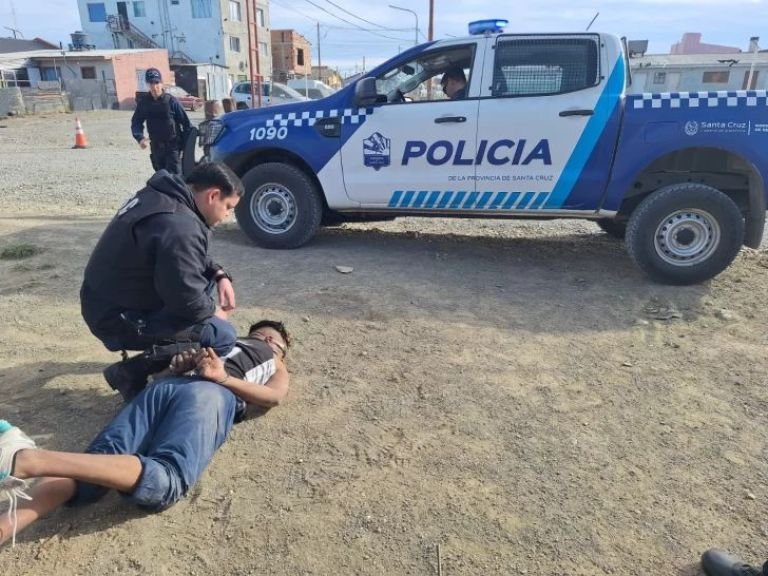 Río Gallegos: amenazó a su expareja con un arma de fuego y apedreó su vivienda