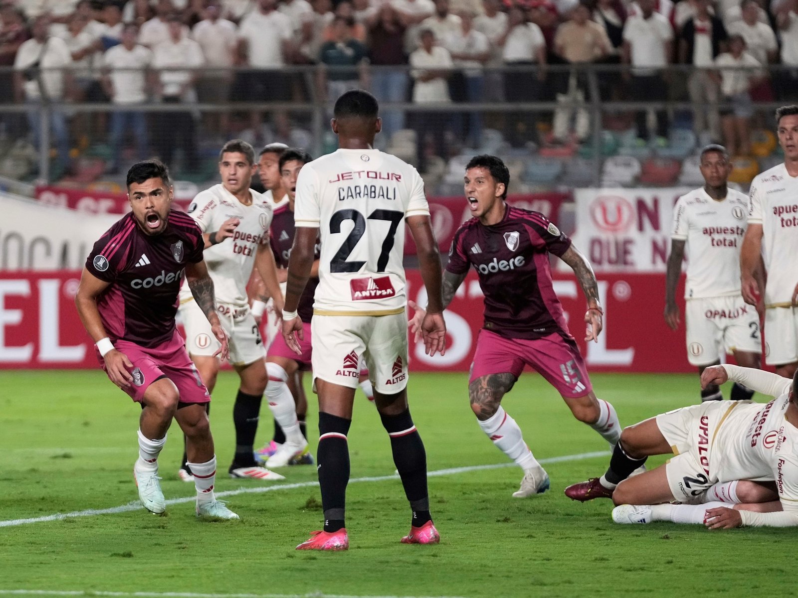 River mejoró su funcionamiento, necesitó de Armani y debutó con triunfo ante Universitario en Perú por la Copa Libertadores