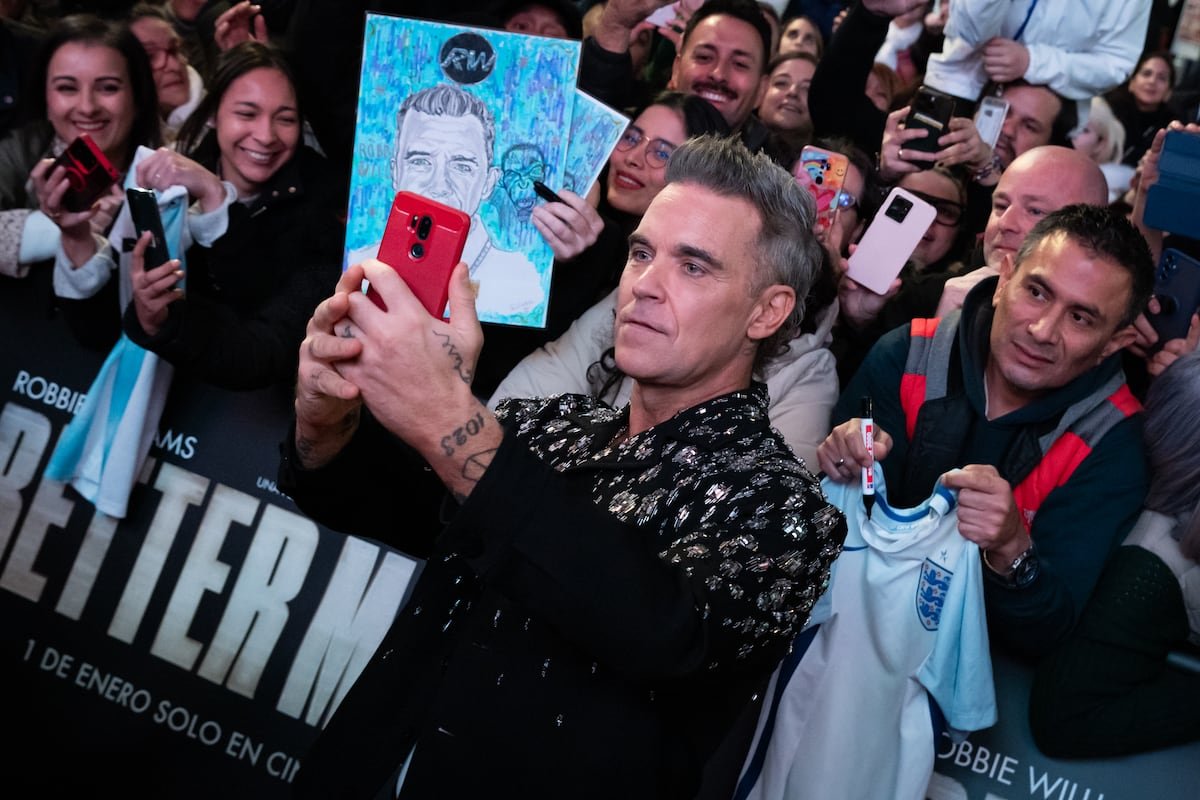 Robbie Williams se sincera sobre cómo le afectan las constantes peticiones de los fans: “Lo disimulo bien pero la interacción social aún me asusta” | Gente