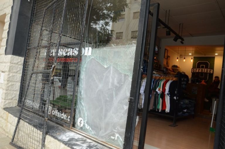 Rompieron el vidrio de un local céntrico y se llevaron más de dos millones en mercadería